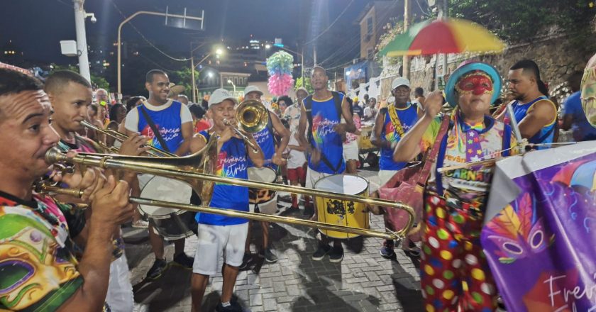 Fanfarra Frevância Elétrica arrasta multidão no desfile dos Palhaços do Rio Vermelho
