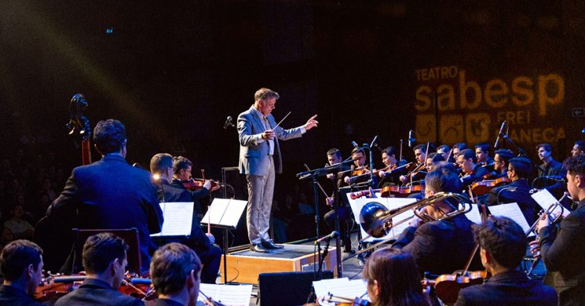 Alunos da School of Rock se apresentam em concerto sinfônico de clássicos do rock no Teatro Sabesp Frei Caneca