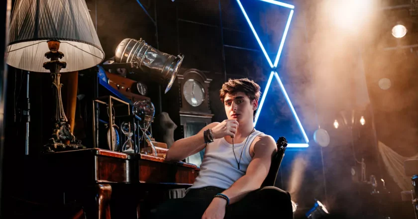 Sam Sabbá revela os bastidores da criação de seu novo clipe “Donos do Tempo”