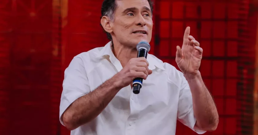 Enrique Diaz provoca com comentário sobre curso masculino de Cazarré durante o “Domingão