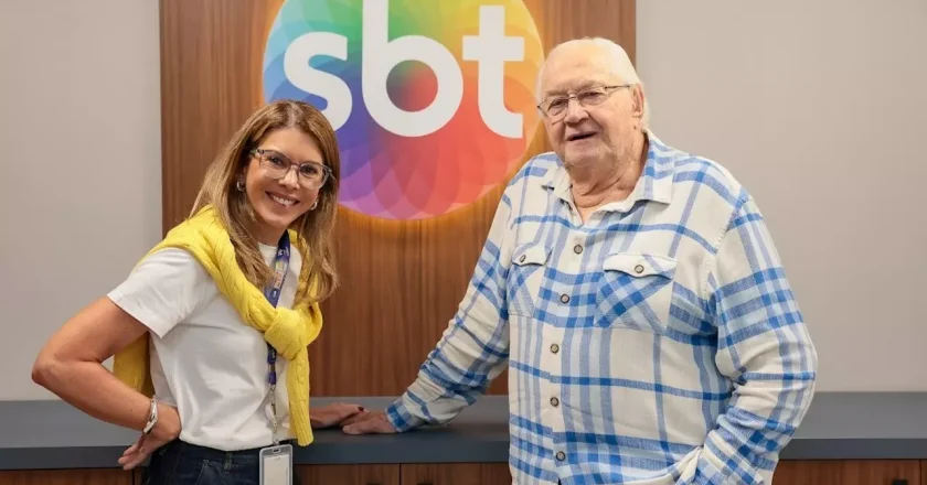 Boris Casoy retorna ao SBT após quase três décadas, marcando seu retorno à televisão brasileira.