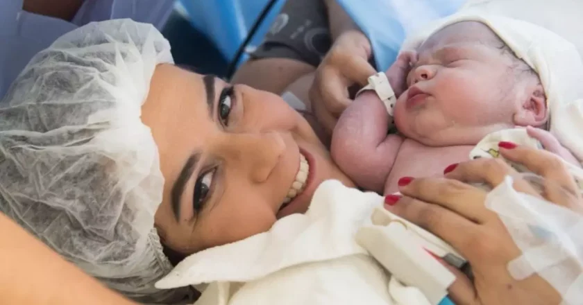 Celebre o Dia das Mães com estas oito orientações para manter a pele saudável durante a gestação e o pós-parto