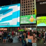 Andressa Urach brilha em painel de Times Square na estreia do Brasil na Copa