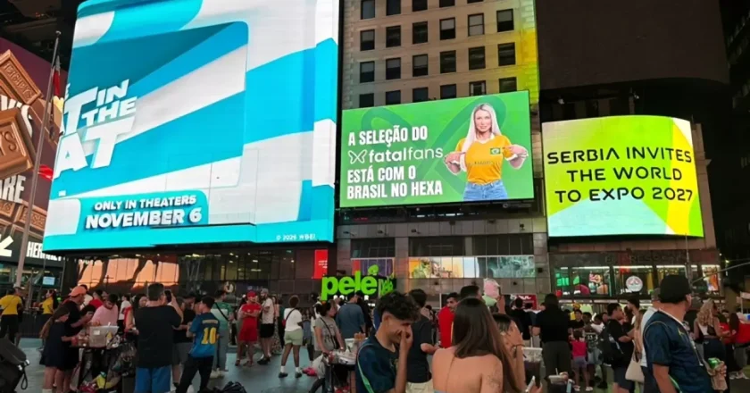 Andressa Urach brilha em painel de Times Square na estreia do Brasil na Copa