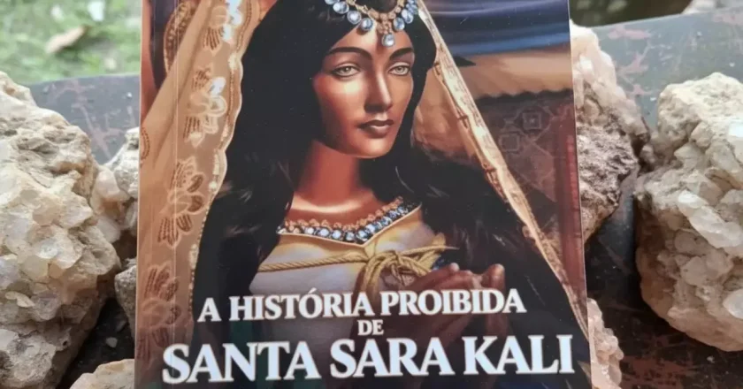 Obra provoca reflexão ao retratar Sara Kali como herdeira de Jesus e Maria Madalena