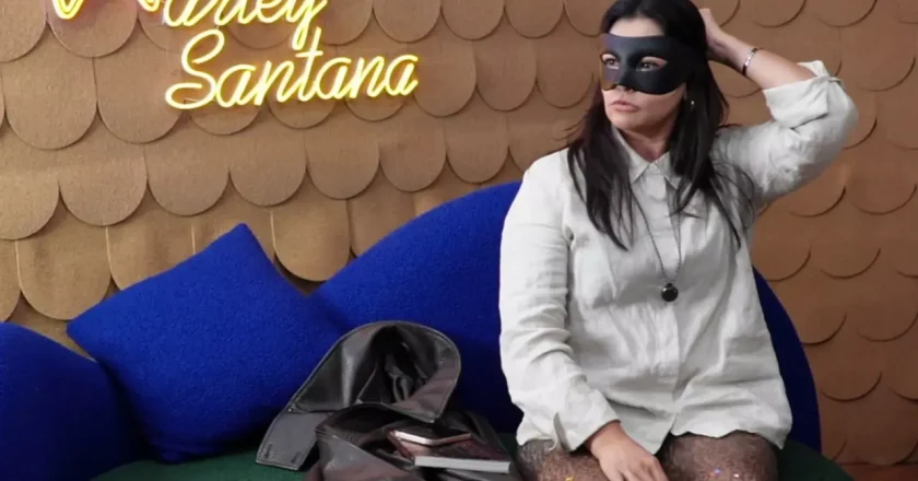 Suzana Alves revive a Tiazinha com máscara em sua aparição no programa “A Casa do Warley