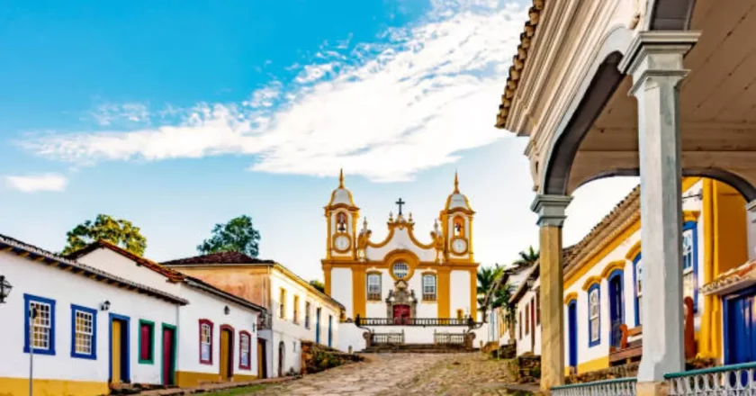 Tiradentes brilha com sua hospitalidade encantadora, culinária renomada e eventos que aquecem o turismo