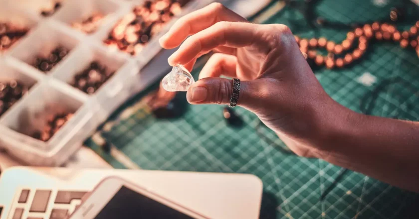 O crescimento sustentável transforma a produção de semijoias e redefine o mercado
