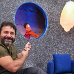 Warley Santana usa seu lar como cenário para diálogos genuínos na web